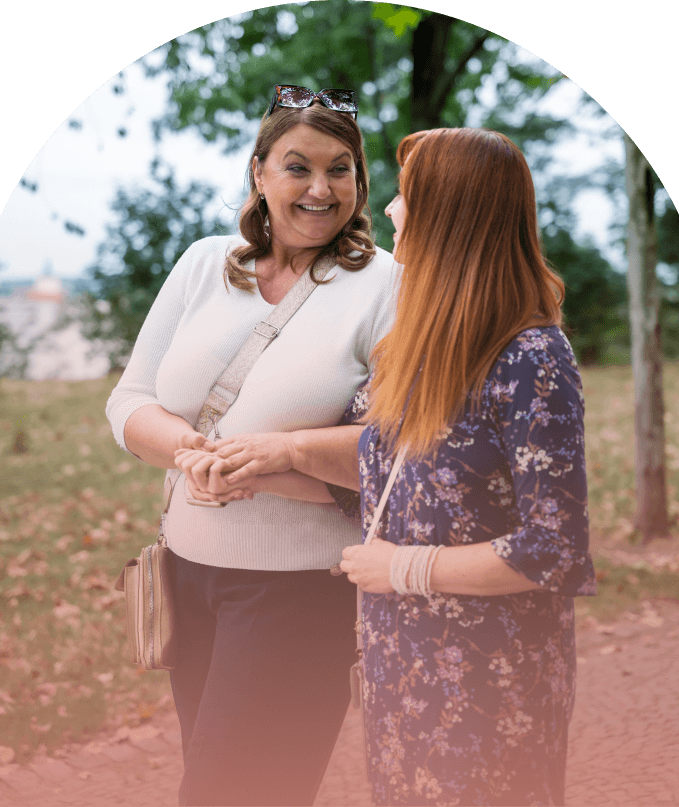 Dvě ženy si povídají v parku